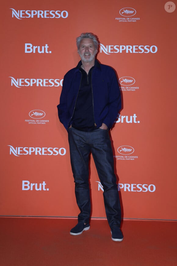 Antoine de Caunes - Photocall de la soirée Nespresso x Brut lors du 77ème Festival International du Film de Cannes le 16 mai 2024. © Laurent Campus/Bestimage 