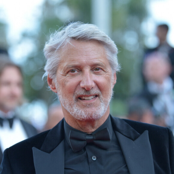 Antoine De Caunes - Montée des marches du film " La plus précieuse des marchandises " lors du 77ème Festival International du Film de Cannes, le 24 mai 2024. © Rachid Bellak/Bestimage 