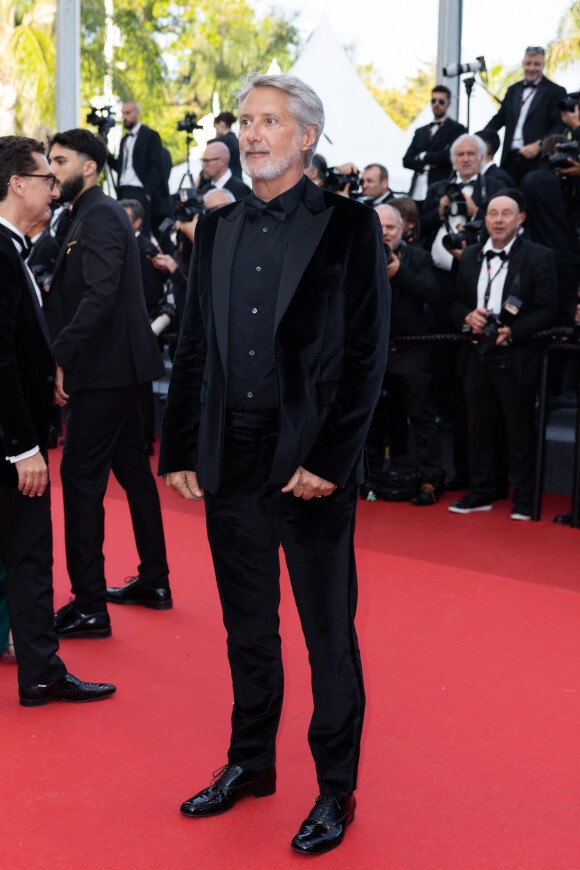 Antoine de Caunes - Montée des marches du film " La plus précieuse des marchandises " lors du 77ème Festival International du Film de Cannes, au Palais des Festivals à Cannes. Le 24 mai 2024 © Olivier Borde / Bestimage 