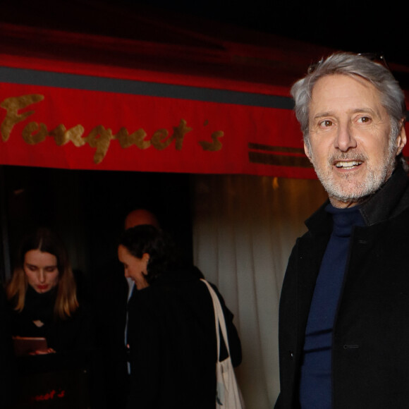 Antoine de Caunes - Arrivées au dîner des nommés des César 2024 au Fouquet's à Paris, France, le 05 février 2024. © Christophe Clovis / Bestimage 