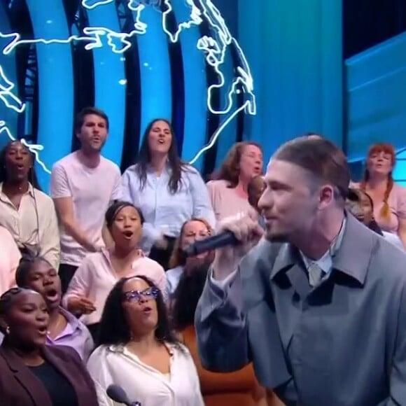 Pierre Garnier est venu interpréter le 3 juin 2024 son titre sur le plateau de "Quotidien", accompagné d'un groupe de gospel