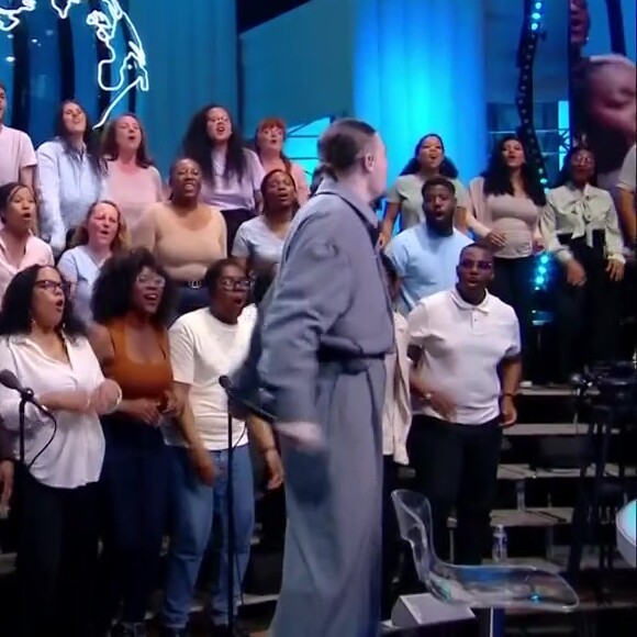 Pierre Garnier est venu interpréter le 3 juin 2024 son titre sur le plateau de "Quotidien", accompagné d'un groupe de gospel