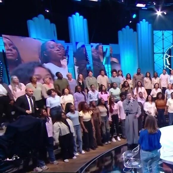 Pierre Garnier est venu interpréter le 3 juin 2024 son titre sur le plateau de "Quotidien", accompagné d'un groupe de gospel