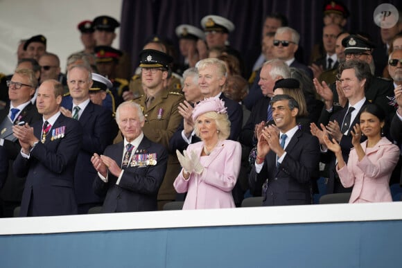 Il accompagnait son père le roi Charles III et sa belle-mère, la reine consort Camilla
Le prince William de Galles, le roi Charles III d'Angleterre et la reine consort Camilla Parker Bowles, le Premier ministre britannique Rishi Sunak et sa femme Akshata Murty - La famille royale d'Angleterre lors des commémorations du 80ème anniversaire du débarquement (D-Day) à Portsmouth. Le 5 juin 2024 © Kin Cheung / Mirrorpix / Bestimage 