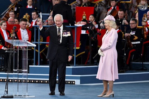 Le roi Charles III d'Angleterre et la reine consort Camilla Parker Bowles - La famille royale d'Angleterre lors des commémorations du 80ème anniversaire du débarquement (D-Day) à Portsmouth. Le 5 juin 2024 © Dylan Martinez / Pool / Bestimage 