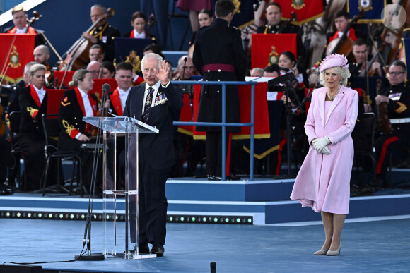 Le roi Charles III d'Angleterre et la reine consort Camilla Parker Bowles - La famille royale d'Angleterre lors des commémorations du 80ème anniversaire du débarquement (D-Day) à Portsmouth. Le 5 juin 2024 © Dylan Martinez / Pool / Bestimage 