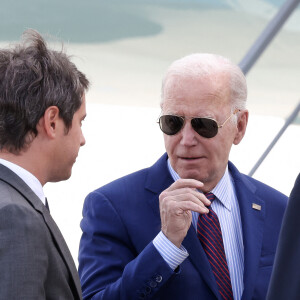 Le premier ministre Gabriel Attal accueille le président Joe Biden à l'aéroport de Orly le 5 juin 2024. Le président des États-Unis rejoindra jeudi les plages normandes pour le 80ème anniversaire du D-Day, où il retrouvera d'autres responsables politiques, comme le chancelier allemand O.Scholz ou le président ukrainien V.Zelensky. © Stéphane Lemouton / Bestimage 