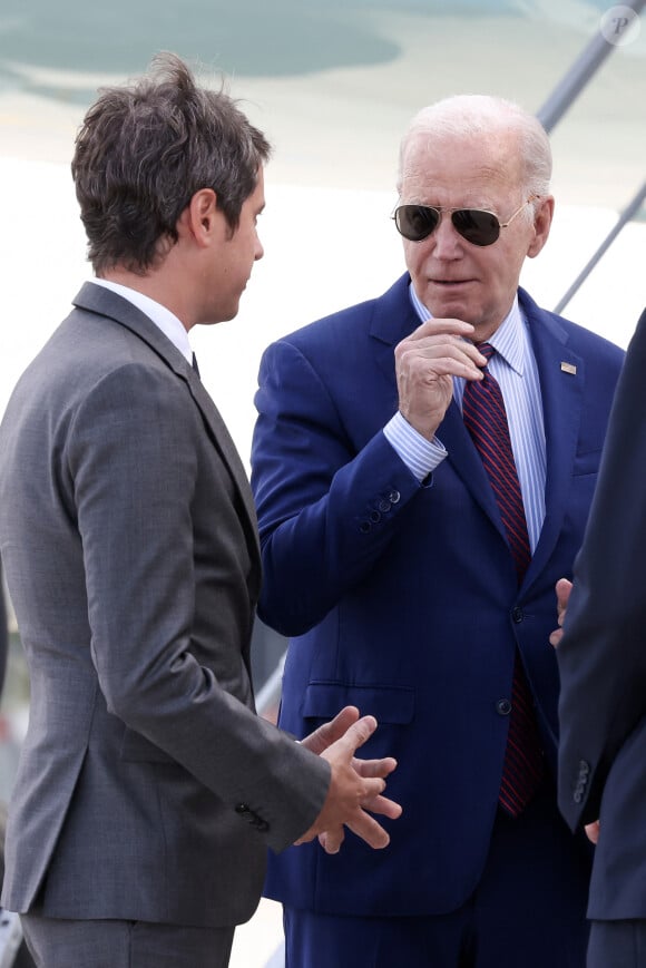 Le premier ministre Gabriel Attal accueille le président Joe Biden à l'aéroport de Orly le 5 juin 2024. Le président des États-Unis rejoindra jeudi les plages normandes pour le 80ème anniversaire du D-Day, où il retrouvera d'autres responsables politiques, comme le chancelier allemand O.Scholz ou le président ukrainien V.Zelensky. © Stéphane Lemouton / Bestimage 