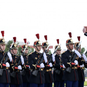 Le premier ministre Gabriel Attal accueille le président Joe Biden à l'aéroport de Orly le 5 juin 2024. Le président des États-Unis rejoindra jeudi les plages normandes pour le 80ème anniversaire du D-Day, où il retrouvera d'autres responsables politiques, comme le chancelier allemand O.Scholz ou le président ukrainien V.Zelensky. © Stéphane Lemouton / Bestimage 