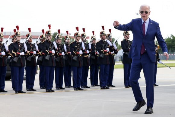 Le premier ministre Gabriel Attal accueille le président Joe Biden à l'aéroport de Orly le 5 juin 2024. Le président des États-Unis rejoindra jeudi les plages normandes pour le 80ème anniversaire du D-Day, où il retrouvera d'autres responsables politiques, comme le chancelier allemand O.Scholz ou le président ukrainien V.Zelensky. © Stéphane Lemouton / Bestimage 