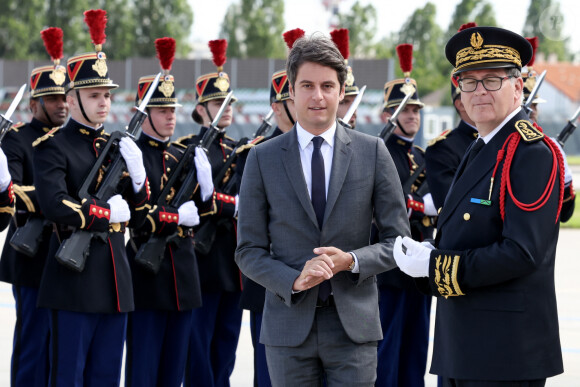 Le premier ministre Gabriel Attal accueille le président J.Biden à l'aéroport de Orly le 5 juin 2024. Le président des États-Unis rejoindra jeudi les plages normandes pour le 80ème anniversaire du D-Day, où il retrouvera d'autres responsables politiques, comme le chancelier allemand O.Scholz ou le président ukrainien V.Zelensky. © Stéphane Lemouton / Bestimage 