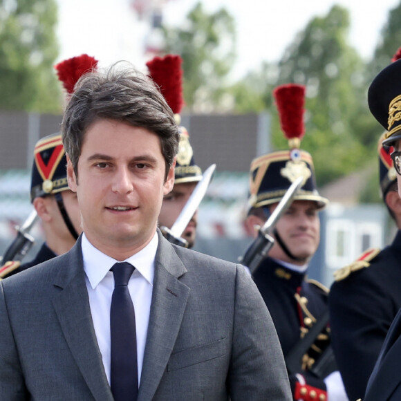 Le premier ministre Gabriel Attal accueille le président J.Biden à l'aéroport de Orly le 5 juin 2024. Le président des États-Unis rejoindra jeudi les plages normandes pour le 80ème anniversaire du D-Day, où il retrouvera d'autres responsables politiques, comme le chancelier allemand O.Scholz ou le président ukrainien V.Zelensky. © Stéphane Lemouton / Bestimage 