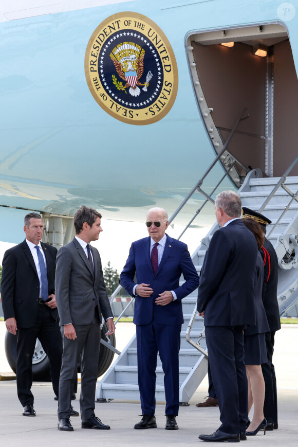 Le premier ministre Gabriel Attal accueille le président Joe Biden à l'aéroport de Orly le 5 juin 2024. Le président des États-Unis rejoindra jeudi les plages normandes pour le 80ème anniversaire du D-Day, où il retrouvera d'autres responsables politiques, comme le chancelier allemand O.Scholz ou le président ukrainien V.Zelensky. © Stéphane Lemouton / Bestimage 