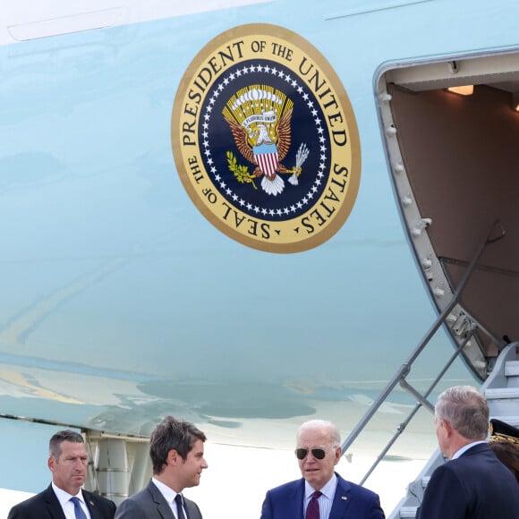 Le premier ministre Gabriel Attal accueille le président Joe Biden à l'aéroport de Orly le 5 juin 2024. Le président des États-Unis rejoindra jeudi les plages normandes pour le 80ème anniversaire du D-Day, où il retrouvera d'autres responsables politiques, comme le chancelier allemand O.Scholz ou le président ukrainien V.Zelensky. © Stéphane Lemouton / Bestimage 