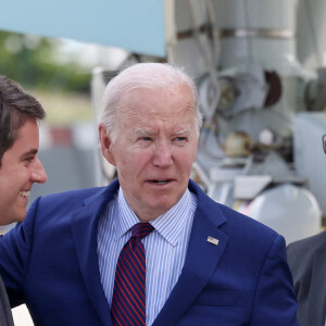 Le premier ministre Gabriel Attal accueille le président Joe Biden à l'aéroport de Orly le 5 juin 2024. Le président des États-Unis rejoindra jeudi les plages normandes pour le 80ème anniversaire du D-Day, où il retrouvera d'autres responsables politiques, comme le chancelier allemand O.Scholz ou le président ukrainien V.Zelensky. © Stéphane Lemouton / Bestimage 