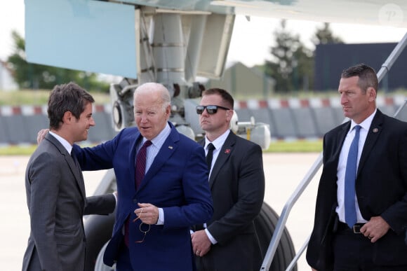 Le premier ministre Gabriel Attal accueille le président Joe Biden à l'aéroport de Orly le 5 juin 2024. Le président des États-Unis rejoindra jeudi les plages normandes pour le 80ème anniversaire du D-Day, où il retrouvera d'autres responsables politiques, comme le chancelier allemand O.Scholz ou le président ukrainien V.Zelensky. © Stéphane Lemouton / Bestimage 