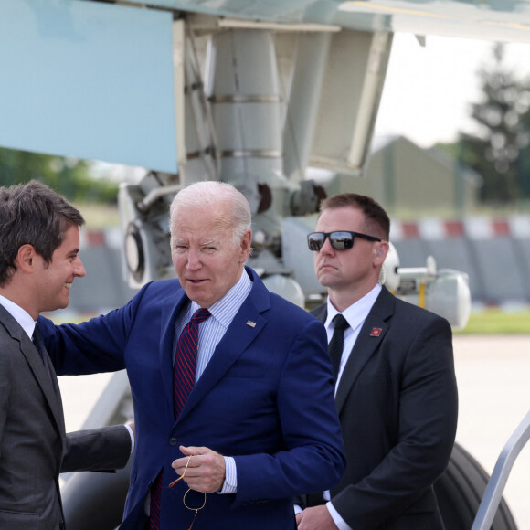 Le premier ministre Gabriel Attal accueille le président Joe Biden à l'aéroport de Orly le 5 juin 2024. Le président des États-Unis rejoindra jeudi les plages normandes pour le 80ème anniversaire du D-Day, où il retrouvera d'autres responsables politiques, comme le chancelier allemand O.Scholz ou le président ukrainien V.Zelensky. © Stéphane Lemouton / Bestimage 