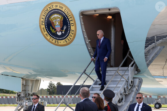 Le premier ministre G.Attal accueille le président Joe Biden à l'aéroport de Orly le 5 juin 2024. Le président des États-Unis rejoindra jeudi les plages normandes pour le 80ème anniversaire du D-Day, où il retrouvera d'autres responsables politiques, comme le chancelier allemand O.Scholz ou le président ukrainien V.Zelensky. © Stéphane Lemouton / Bestimage 