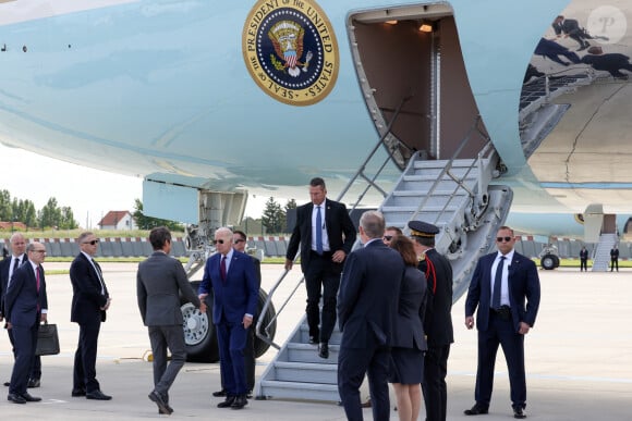 Le premier ministre Gabriel Attal accueille le président Joe Biden à l'aéroport de Orly le 5 juin 2024. Le président des États-Unis rejoindra jeudi les plages normandes pour le 80ème anniversaire du D-Day, où il retrouvera d'autres responsables politiques, comme le chancelier allemand O.Scholz ou le président ukrainien V.Zelensky. © Stéphane Lemouton / Bestimage 