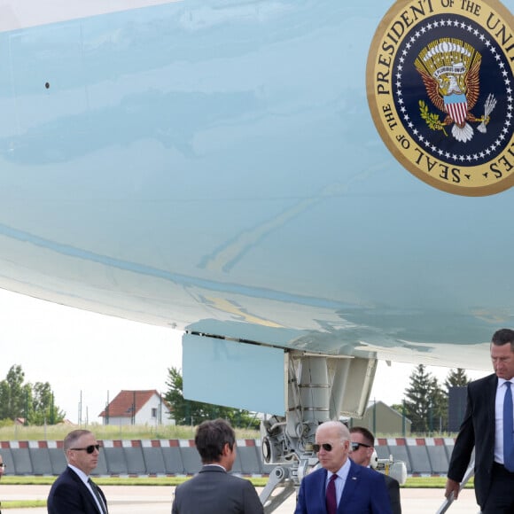 Le premier ministre Gabriel Attal accueille le président Joe Biden à l'aéroport de Orly le 5 juin 2024. Le président des États-Unis rejoindra jeudi les plages normandes pour le 80ème anniversaire du D-Day, où il retrouvera d'autres responsables politiques, comme le chancelier allemand O.Scholz ou le président ukrainien V.Zelensky. © Stéphane Lemouton / Bestimage 