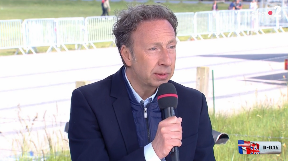 Julian Bugier pose une question surprenante à Stéphane Bern dans son émission spéciale pour les commémorations, le 6 juin 2024, sur France 2