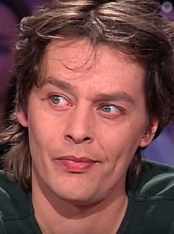 Ce qu'a toujours demandé Ari Boulogne. 
Ari Boulogne (né Christian Aaron Paffgen, fils illégitime d'Alain Delon) dans l'émission "Tout le monde en parle" d'Ardisson en 2001. Ari Boulogne ( fils de la chanteuse Nico, qui a toujours clamé que son père était Alain Delon) est mort chez lui dans le XV eme arrodissement de paris le 20 mai 2023. © Capture TV France 2 via Bestimage 