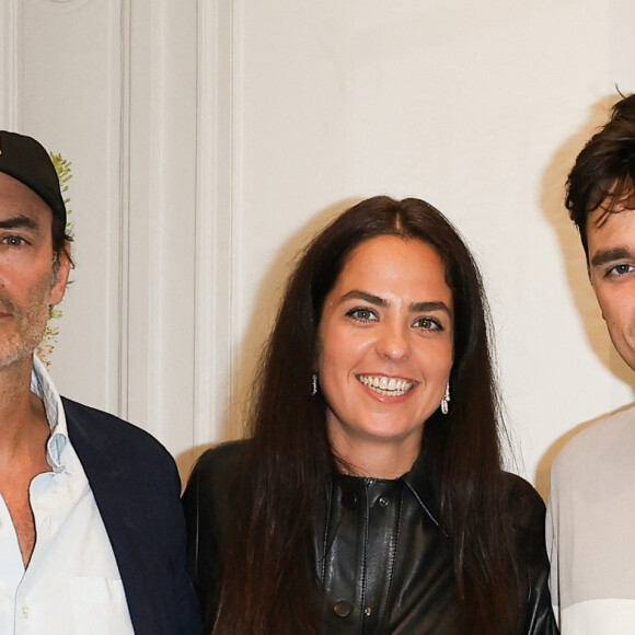 Exclusif - Anthony Delon, Anouchka Delon et Alain-Fabien Delon au cocktail à l'issue de la conférence de presse pour la vente de la collection Alain Delon chez Bonhams Cornette de Saint Cyr à Paris le 19 juin 2023.  © Coadic Guirec/Bestimage 