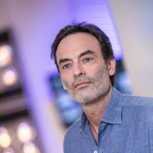 Exclusif - Anthony Delon - Anthony Delon fait la promotion de son livre "Bastingage" sur le plateau de l'émission "C à Vous" à Paris le 27 mars 2024. © Cyril Moreau/Bestimage 