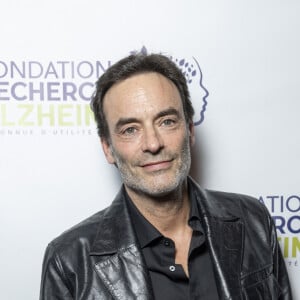 Anthony Delon au photocall du concert du gala des 20 ans de la fondation Recherche Alzheimer "2 générations chantent pour la 3ème" à l'Olympia à Paris le 18 mars 2024. © Cyril Moreau / Bestimage 