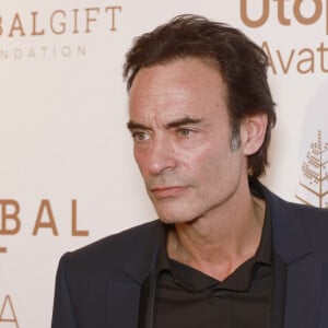 Anthony Delon - Photocall de la 10ème édition du "Global Gift Gala 2022" au Four Seasons Hotel George V à Paris le 19 novembre 2022. Ce traditionnel dîner de charité organisé chaque année par Thierry Martino qui en assure les Relations Publiques, a pour vocation de collecter des fonds en faveur de Global Gift Foundation et de Eva Longoria Foundation. Leur mission est de venir en aide aux femmes et aux enfants partout où cela est nécessaire, notamment en soutenant financièrement des projets associatifs ciblés permettant d'améliorer le quotidien des personnes en situation de précarité. Chaque année la Fondation Global Gift choisit également une association locale afin de lui reverser une part des bénéfices de la soirée. Cette année c'est l'association " Un Rien C'est Tout " présidée par Cécile Duffau qui a été choisie. Cette association défend 4 grandes causes qui sont : le droit à la dignité, l'enfance, la santé et l'environnement. En tout ce sont plus de 190 projets réalisés et près de 3 millions d'euros collectés depuis sa création en 2016. Outre Eva Longoria, de nombreux invités ont foulé le tapis rouge. Christophe Beaugrand et Béatrice Rosen ont endossé les rôles de Maitre et Maîtresse de Cérémonie. (En français pour lui, en anglais pour elle) Pour l'animation musicale, la Fondation a pu compter sur la présence de Camille Lellouche qui a subjugué l'assistance du Global Gift Gala en reprenant quelques-uns de ses succès, ainsi que de la participation surprise d'Hélène Segara qui est montée à l'improviste sur scène pour entonner son tube " Il y a trop de gens qui t'aiment " devant un parterre d'invités conquis. Une vente aux enchères s'est déroulée sous la houlette de Julien Brunie, DG de Christie's, dévoilant des lots d'exception tels qu'une peinture d'Auguste, l'artiste phare du french pop Art, un dîner avec Eva Longoria herself ... ou bien encore une sculpture de Richard Orlinski (qui a reçu le Global Gift Utopia Award des mains d'Eva Longoria récompensant ses engagements humanitaires, tout comme l'entrepreneur espagnol, Javier Garcia qui lui a reçu le Global Gift Philanthropreneur Award) La soirée a pu être imaginée grâce au soutien des sponsors UTOPIA Avatars, (Société basée sur l'écosystème NFT utilisant la puissance de la blockchain pour amplifier sa mission de sensibilisation à la construction d'un monde plus éthique) ainsi que de la marque de bijoux APM Monaco qui a, pour l'occasion, paré Eva Longoria de magnifiques créations. Quant au diner, signé Christian Le Squer, Chef étoilé du restaurant " Le Cinq ", il fut sublimé grâce aux vins Château Enclos Haut Mazeyres, Appellation POMEROL, et les champagnes BOLL&Cie. © Christophe Aubert via Bestimage 