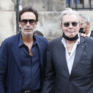 Alain Delon et Anthony Delon - Obsèques de Jean-Paul Belmondo en l'église Saint-Germain-des-Prés, à Paris le 10 septembre 2021. © Cyril Moreau / Bestimage 