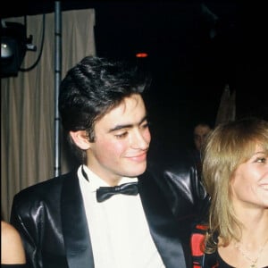 "ANTHONY DELON" ET SA MERE "NATHALIE DELON" SOIREE A PARIS "PLAN AMERICAIN" FEMININ HOMME CIGARETTE 