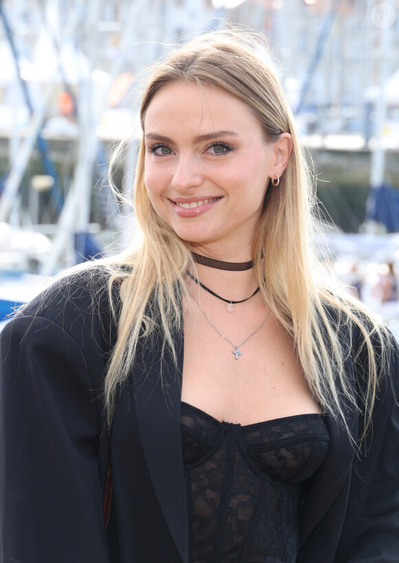 Fin mai, Aurélie Pons a annoncé qu'elle quittait la série
Aurelie Pons au photocall de la série "Ici Tout Commence" lors de la 25ème édition du Festival de la fiction de la Rochelle, France, le 16 septembre 2023. © Denis Guignebourg/BestImage 