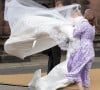 La mariée portait une robe sublime mais quelque peu encombrante au regard de la météo venteuse
Olivia Henson - Mariage du duc de Westminster, Hugh Grosvenor, et Olivia Henson en la cathédrale de Chester. Le 7 juin © Julien Burton / Bestimage
