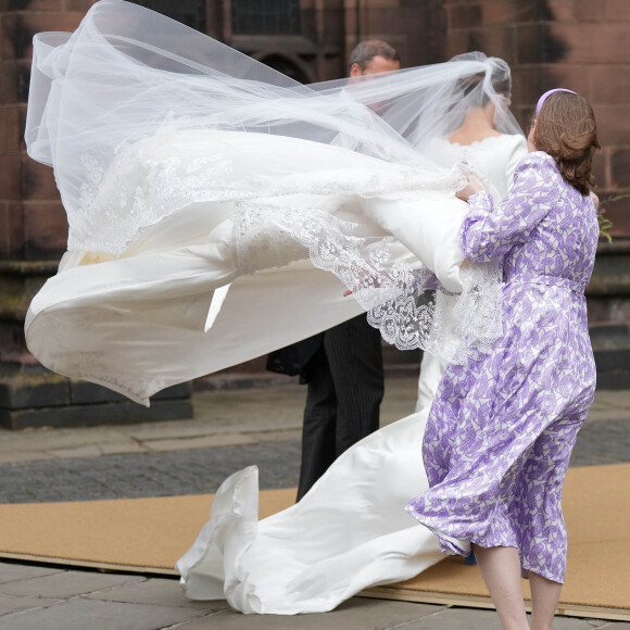 La mariée portait une robe sublime mais quelque peu encombrante au regard de la météo venteuse
Olivia Henson - Mariage du duc de Westminster, Hugh Grosvenor, et Olivia Henson en la cathédrale de Chester. Le 7 juin © Julien Burton / Bestimage