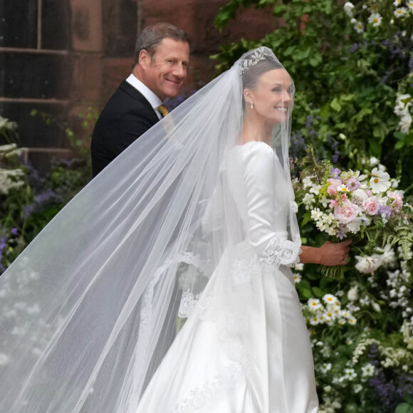 Les Britanniques sachant s'adapter au climat parfois capricieux de leur pays !
Rupert Henson et sa fille Olivia Henson - Mariage du duc de Westminster, Hugh Grosvenor, et Olivia Henson en la cathédrale de Chester. Le 7 juin © Julien Burton / Bestimage