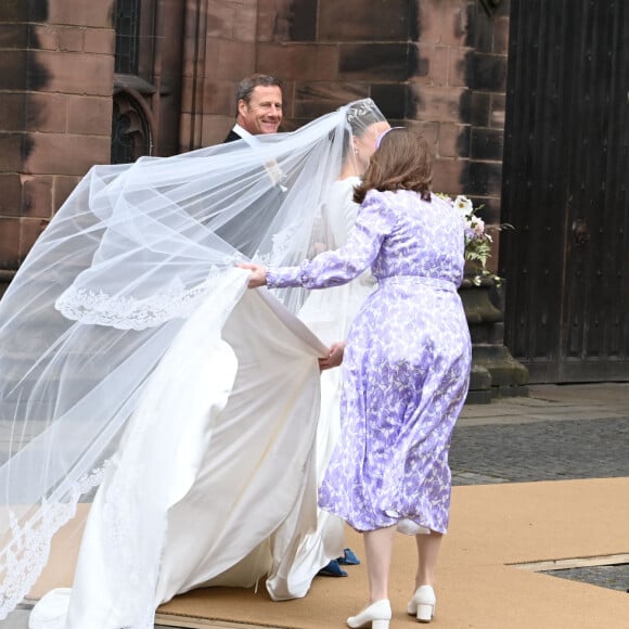 Ce qui ne l'a pas empêchée de rayonner
Rupert Henson et sa fille Olivia Henson - Mariage du duc de Westminster, Hugh Grosvenor, et Olivia Henson en la cathédrale de Chester. Le 7 juin © Justin Goff / Bestimage