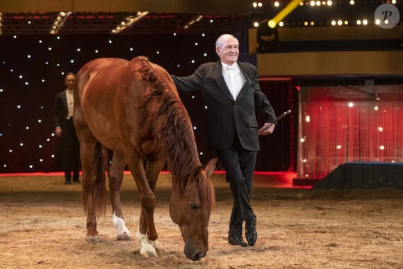 Exclusif - Prix Spécial - Alexis Gruss, maitre écuyer Compagnie Gruss - Enregistrement de l'émission "Symphonie pour la vie, Spéciale Pièces Jaunes" aux Folies Grüss à Paris, diffusée le 4 février sur France 3. Le 12 janvier 2022 © Cyril Moreau / Bestimage Dans le cadre magique des Folies Gruss, les artistes se sont réunis pour offrir aux téléspectateurs un gala exceptionnel en soutien à la Fondation des Hôpitaux et à l'opération Pièces jaunes. C'est un spectacle unique que vous allez découvrir, présenté par F.Bollaert et G.Capuçon ! En effet, pour cette édition de Symphonie pour la vie, l'art équestre et la voltige s'ajoutent à la musique avec l'Orchestre Lamoureux, dirigé par 4 chefs de renommée internationale, et les plus grands noms du classique et de la variété. Symphonie pour la vie, c'est à l'origine une bande d'amis, des artistes classiques, qui se sont réunis pour enregistrer un disque au profit des soignants pendant le premier confinement au printemps 2020. Cette initiative a immédiatement été soutenue par France Télévisions avec une soirée spéciale enregistrée au Théâtre du Châtelet et diffusée en prime time sur France 3. Dans ce bel élan, 2021 a connu la seconde édition de ce projet à l'Opéra-Comique et en 2022, pour la troisième année consécutive. Symphonie pour la vie s'associe à la Fondation des hôpitaux, présidée par Brigitte Macron, et les artistes à l'origine du projet sont rejoints par de nouveaux venus qui s'impliquent tous avec l'envie de soutenir cette initiative ! Ils évolueront sur la piste des Folies Gruss, accueillis par les artistes de la Compagnie Alexis Gruss dont les numéros ponctueront la soirée. La Compagnie Gruss est une merveilleuse histoire de famille de trois générations d'artistes équestres, aériens et musiciens, à jamais saltimbanques et résolument tournés vers l'avenir. Et bien sûr, toute la soirée, des appels aux dons seront lancés par les artistes : les contributions de chacun permettant de changer le quotidien des enfants hospitalisés et de leurs familles. L'opération Pièces jaunes existe depuis plus de 30 ans maintenant, elle est à nouveau parrainée cette année par D.Deschamps. Depuis plus de 30 ans, l'opération Pièces Jaunes est le grand rendez-vous de la générosité de début d'année avec sa collecte emblématique et sa tirelire. Pour améliorer la vie quotidienne des enfants, des adolescents et des jeunes adultes hospitalisés, la Fondation des Hôpitaux, à travers l'opération Pièces jaunes, subventionne chaque année de nombreux projets dans les hôpitaux publics français. Depuis 1989, plus de 9 100 projets ont été financés sur tout le territoire : 90 maisons des ados, 2 900 chambres parents-enfants, 421 espaces de jeux, mais également des maisons des familles, des séjours thérapeutiques. 