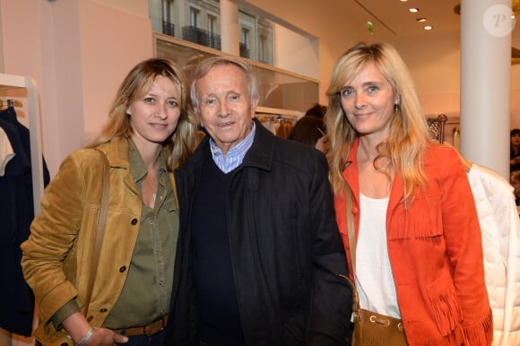 Exclusif - Jean Poniatowski entre ses filles Sarah Lavoine et Marie Poniatowski - Vernissage du nouveau design éphémère de la boutique Comptoir Des Cotonniers de Saint-Sulpice à Paris, le 9 avril 2015. S.Lavoine, l'égérie Comptoir Des Cotonniers Printemps-Eté 2015, signe cette installation estivale avec un mobilier contemporain, des luminaires, tapis et paniers en paille... Et bien évidemment, le "bleu Sarah" sera partout, en parfaite harmonie avec la palette indigo de la collection Comptoir. 