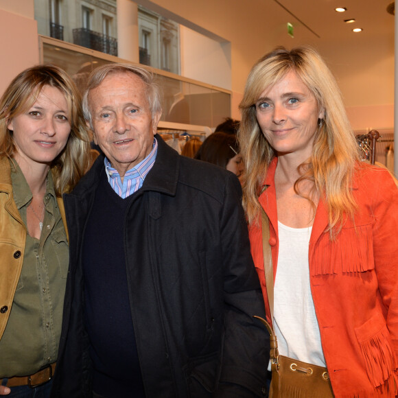 Exclusif - Jean Poniatowski entre ses filles Sarah Lavoine et Marie Poniatowski - Vernissage du nouveau design éphémère de la boutique Comptoir Des Cotonniers de Saint-Sulpice à Paris, le 9 avril 2015. S.Lavoine, l'égérie Comptoir Des Cotonniers Printemps-Eté 2015, signe cette installation estivale avec un mobilier contemporain, des luminaires, tapis et paniers en paille... Et bien évidemment, le "bleu Sarah" sera partout, en parfaite harmonie avec la palette indigo de la collection Comptoir. 