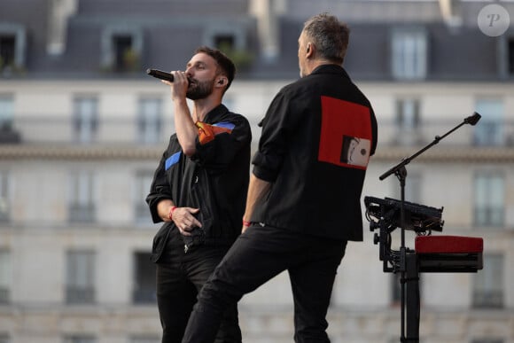 Nino Vella - Rouquine en concert lors du festival Fnac Live sur le parvis de l'Hôtel de Ville de Paris. Le 29 juin 2022 © Jérémy Melloul / Bestimage