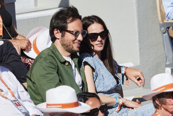 Vianney a été vu avec sa femme Catherine Robert dans les tribunes de Roland-Garros
Vianney et sa femme Catherine Robert - Célébrités dans les tribunes des Internationaux de France de tennis de Roland Garros 2024 à Paris. © Jacovides-Moreau/Bestimage 