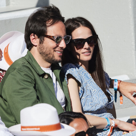 Vianney a été vu avec sa femme Catherine Robert dans les tribunes de Roland-Garros
Vianney et sa femme Catherine Robert - Célébrités dans les tribunes des Internationaux de France de tennis de Roland Garros 2024 à Paris. © Jacovides-Moreau/Bestimage 