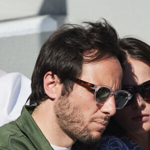 Vianney et sa femme Catherine Robert - Célébrités dans les tribunes des Internationaux de France de tennis de Roland Garros 2024 à Paris le 7 juin 2024. © Jacovides-Moreau/Bestimage 