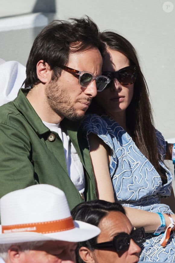 Vianney et sa femme Catherine Robert - Célébrités dans les tribunes des Internationaux de France de tennis de Roland Garros 2024 à Paris le 7 juin 2024. © Jacovides-Moreau/Bestimage 