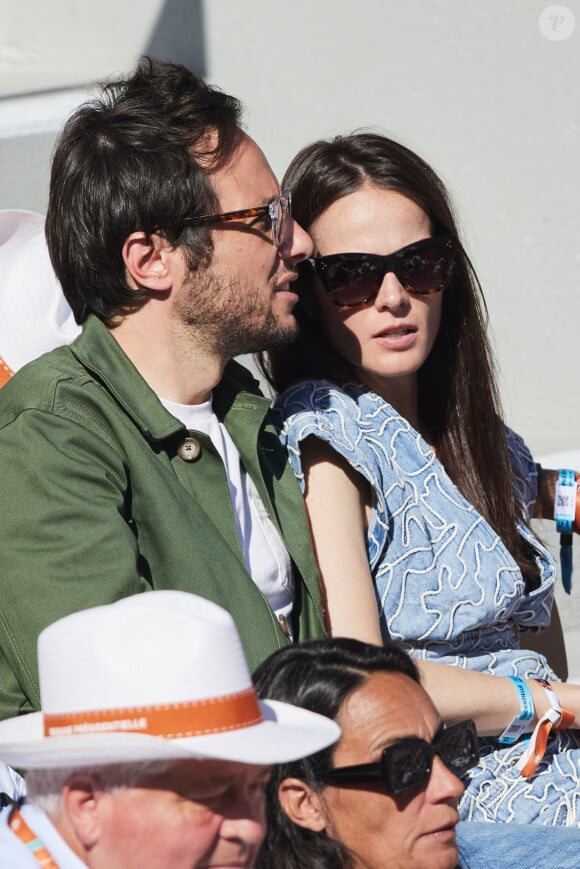 Les amoureux se sont montrés complices dans les tribunes
Vianney et sa femme Catherine Robert - Célébrités dans les tribunes des Internationaux de France de tennis de Roland Garros 2024 à Paris le 7 juin 2024. © Jacovides-Moreau/Bestimage 