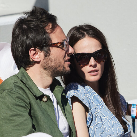 Les amoureux se sont montrés complices dans les tribunes
Vianney et sa femme Catherine Robert - Célébrités dans les tribunes des Internationaux de France de tennis de Roland Garros 2024 à Paris le 7 juin 2024. © Jacovides-Moreau/Bestimage 