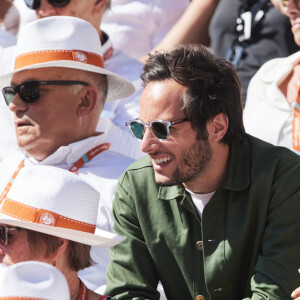 Chapeau et lunettes de soleil, Catherine Robert avait tout prévu
Vianney et sa femme Catherine Robert - Célébrités dans les tribunes des Internationaux de France de tennis de Roland Garros 2024 à Paris le 7 juin 2024. © Jacovides-Moreau/Bestimage 