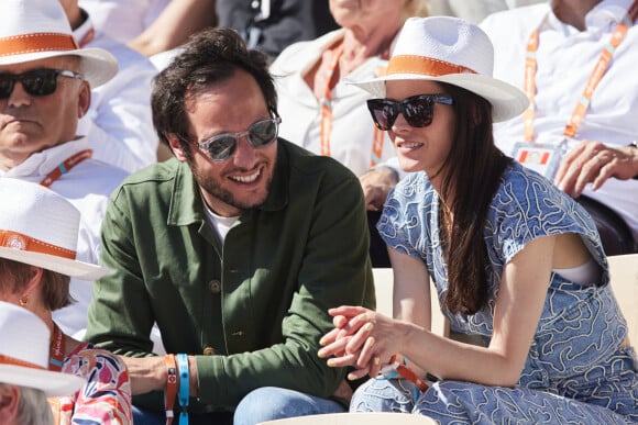 Le couple a assisté à la victoire de Carlos Alcaraz en demi-finale
Vianney et sa femme Catherine Robert - Célébrités dans les tribunes des Internationaux de France de tennis de Roland Garros 2024 à Paris le 7 juin 2024. © Jacovides-Moreau/Bestimage