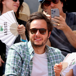 Le chanteur Vianney et sa femme Catherine Robert en tribunes lors des Internationaux de France de tennis de Roland Garros 2023, à Paris, France, le 9 juin 2023. © Jacovides-Moreau/Bestimage 